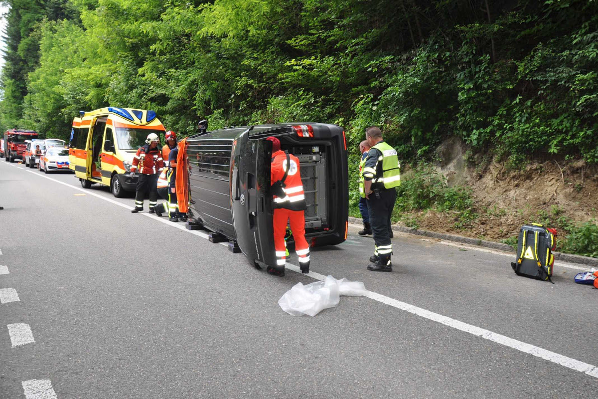 Schnottwil SO - Gehbehinderter Lenker mit Minibus verunfallt