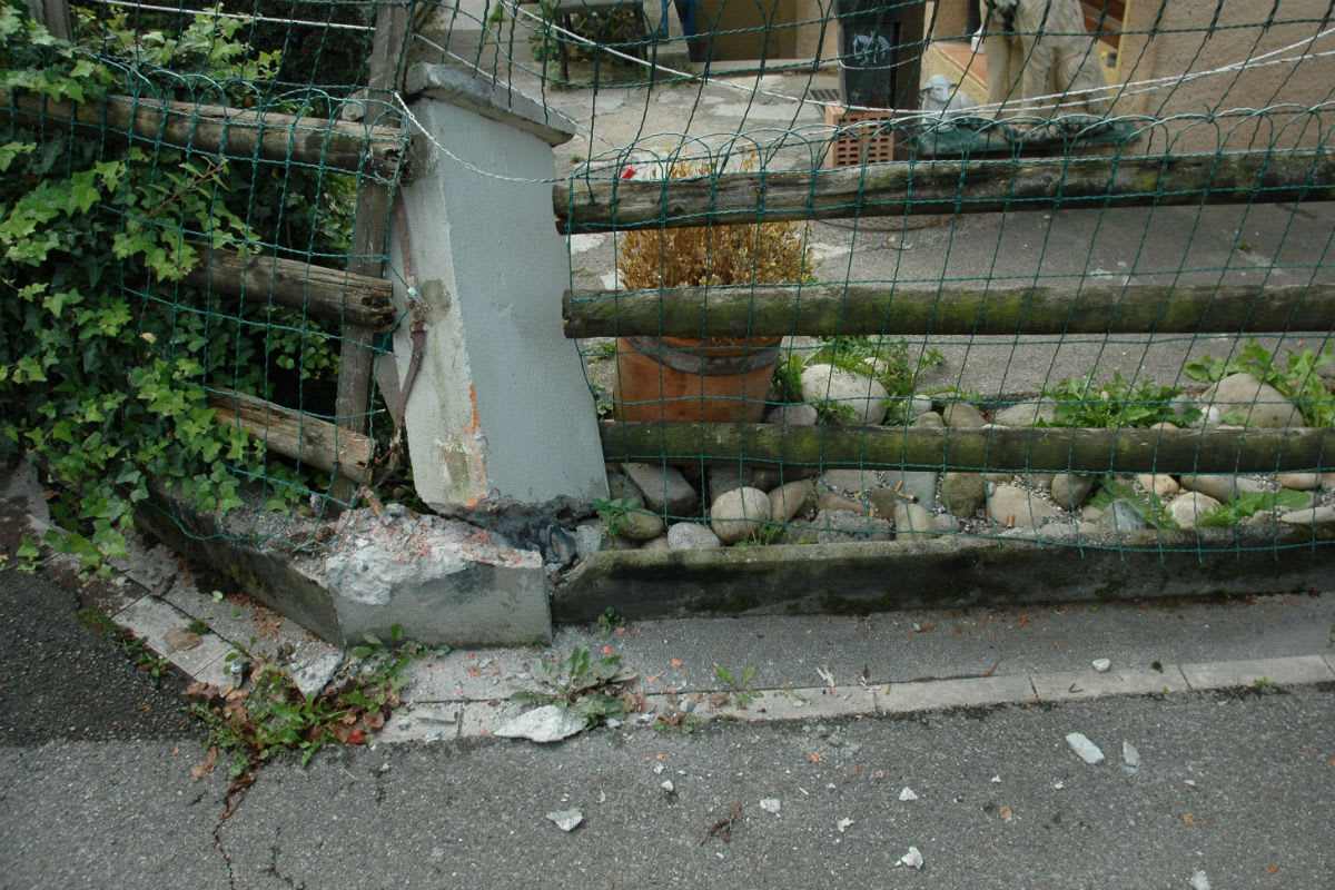 Obergerlafingen: Gartenzaun und Betonpfosten beschädigt