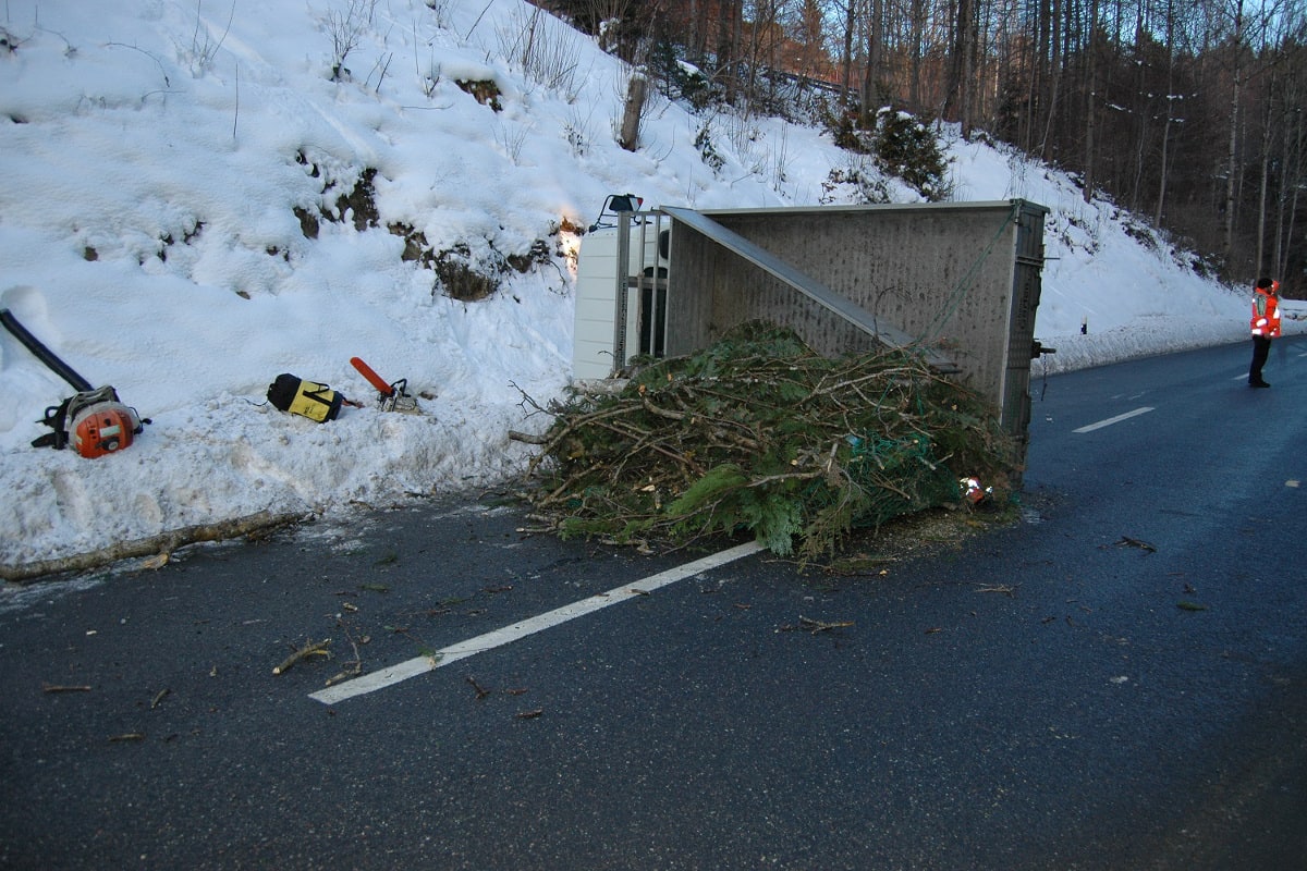 Niederteufen AR - Totalschaden bei Alleinunfall mit Lieferwagen