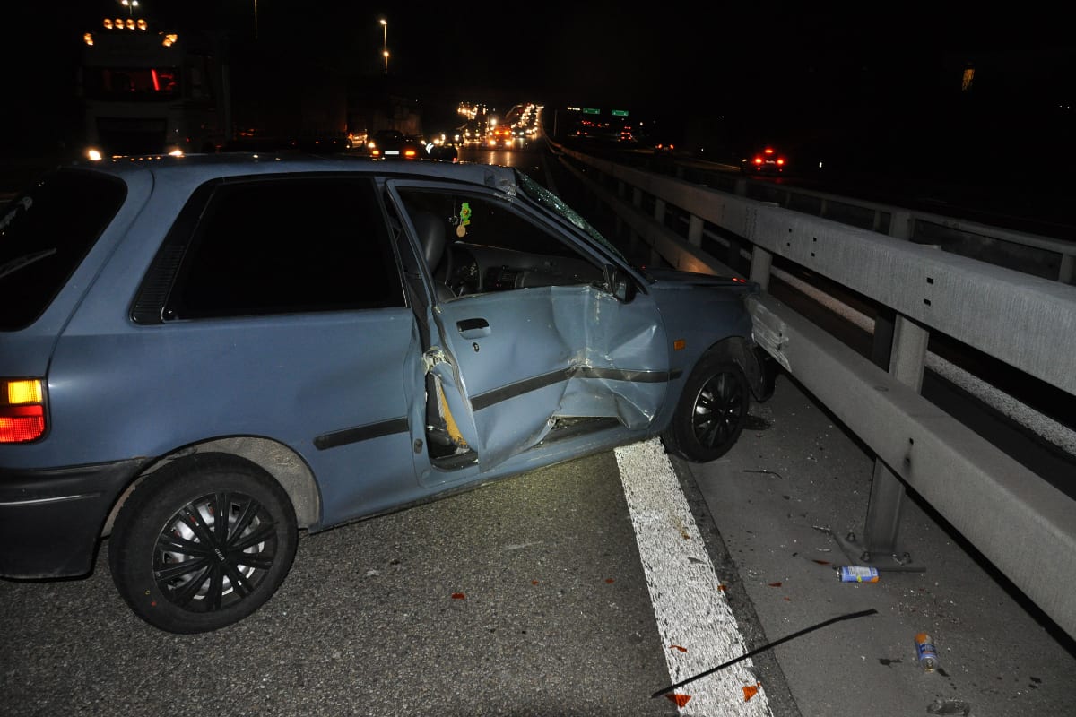Sattelschlepper kollidiert auf der A2 bei Egerkingen mit Auto