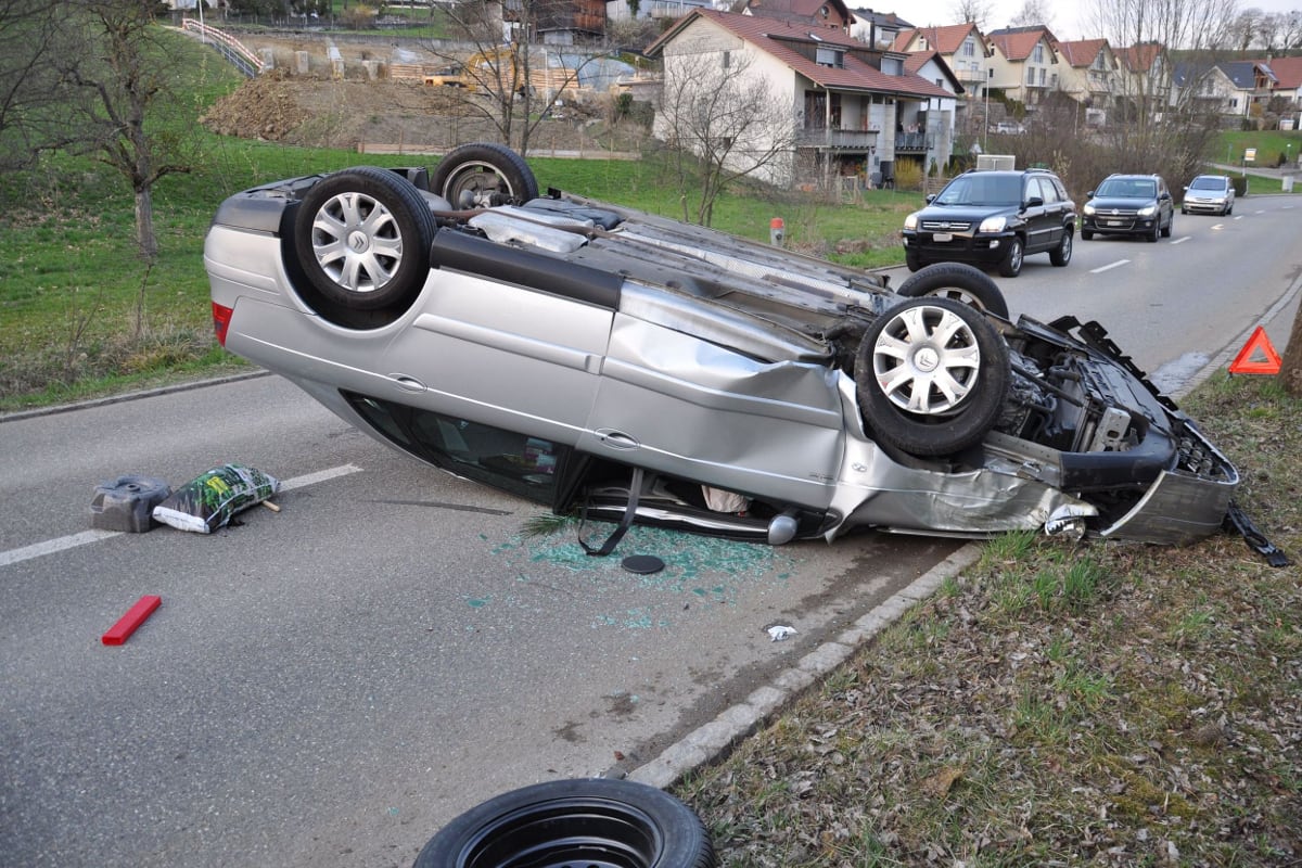 Bei Alleincrash in Büren auf dem Dach gelandet