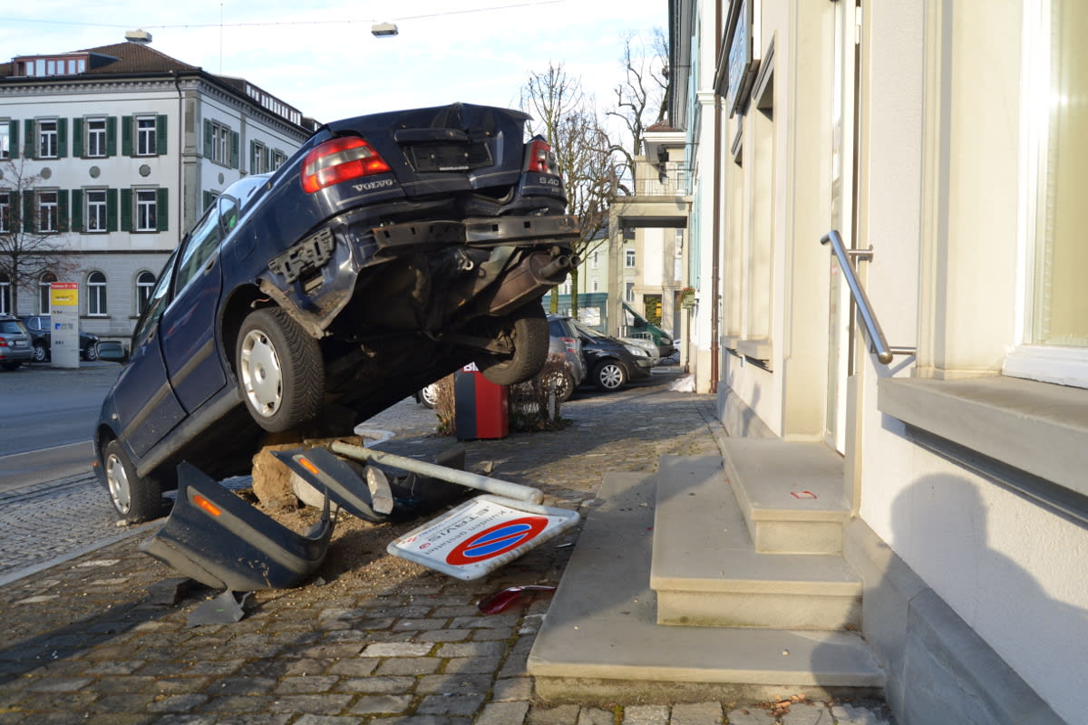 Herisau AR - Auto beim Rückwärtsfahren auf Betonsockel platziert