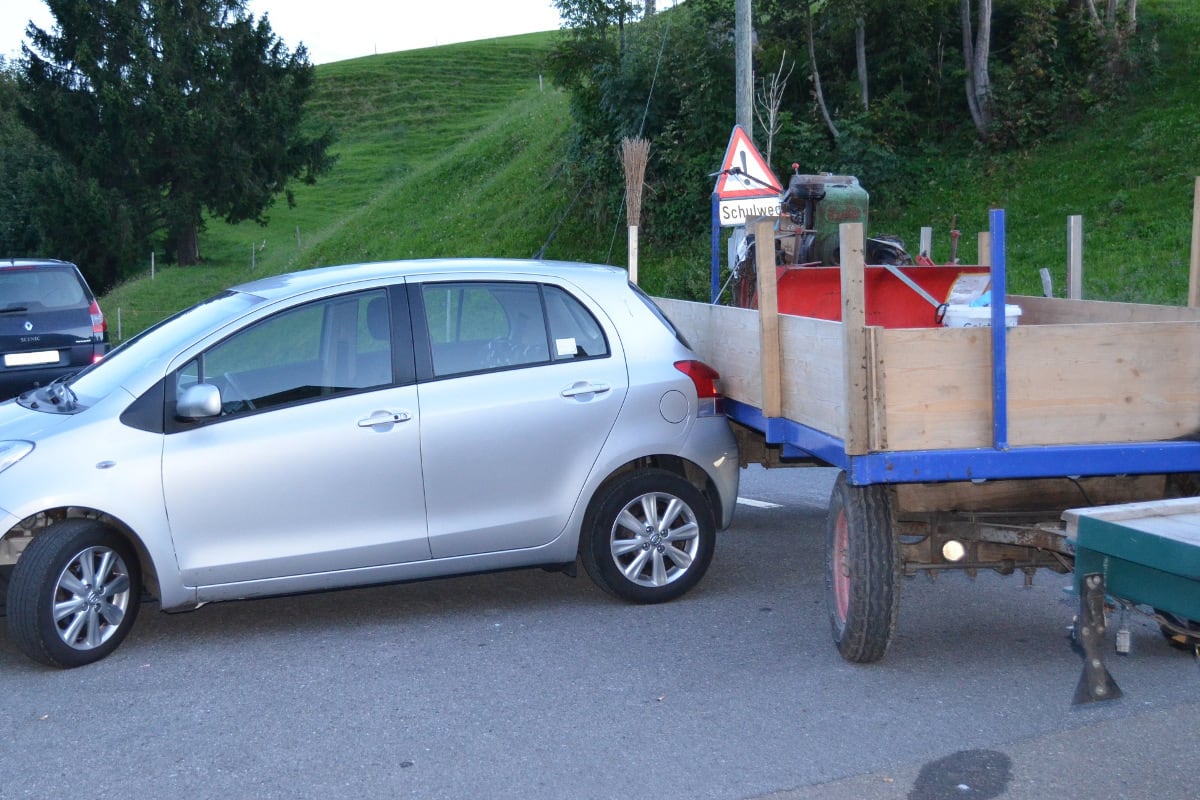 Schwellbrunn AR - Alkoholisierter Traktorführer touchiert Auto