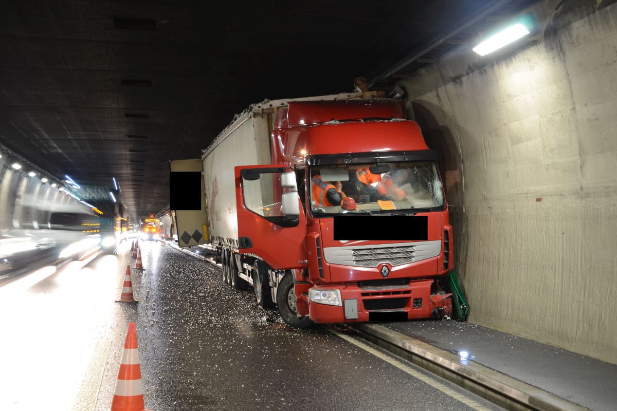 Hägendorf: Sattelschlepper verunfallt im Belchentunnel spektakulär