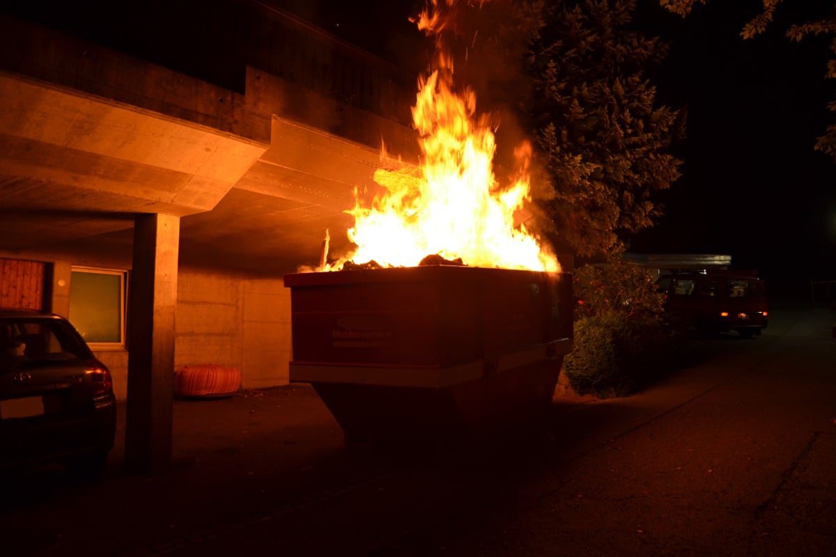 Herisau AR - Entsorgungsmulde in Flammen gehüllt 