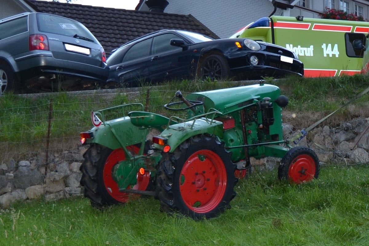 Urnäsch AR - Mann unter Traktor eingeklemmt