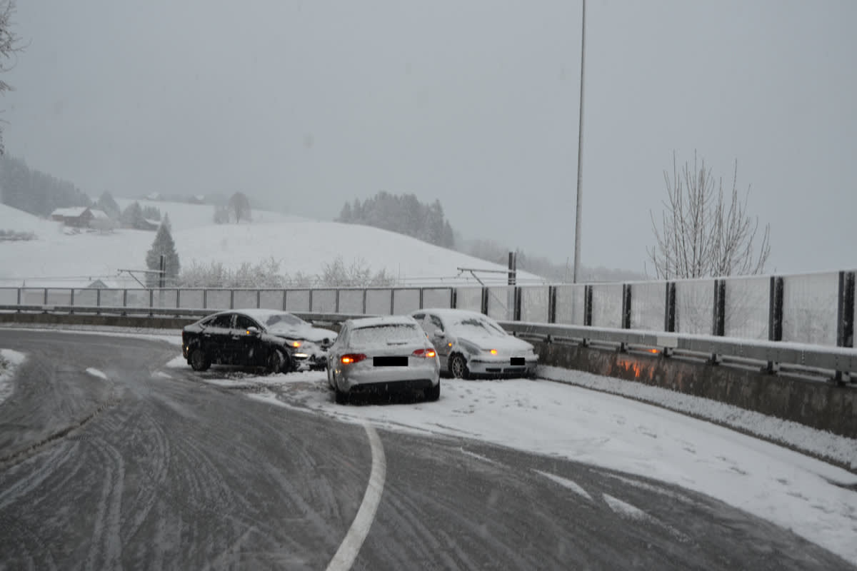 Waldstatt/Herisau AR - Unfälle auf schneebedeckten Strassen