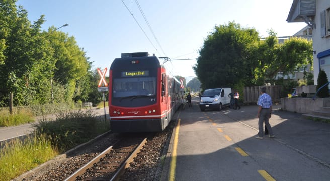 Lieferwagen und Bahn stossen in Feldbrunnen zusammen