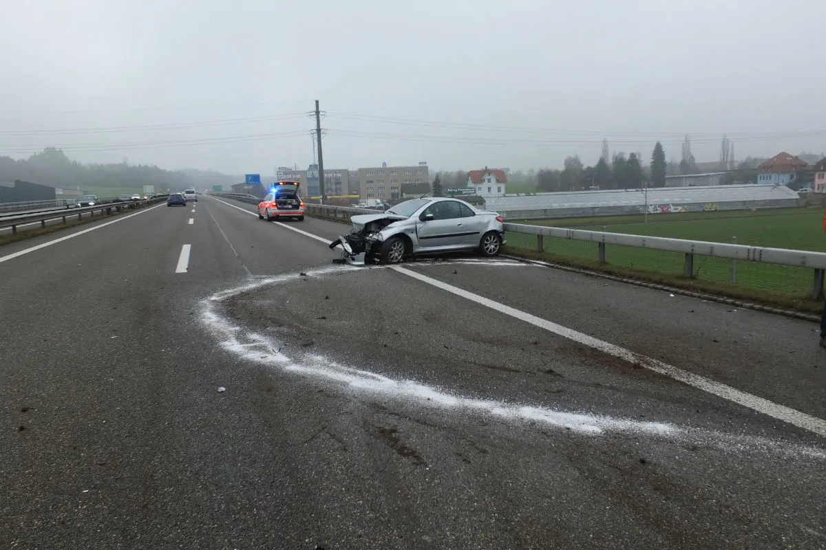 Gossau: 32-Jährige bei Selbstunfall auf der Autobahn verletzt