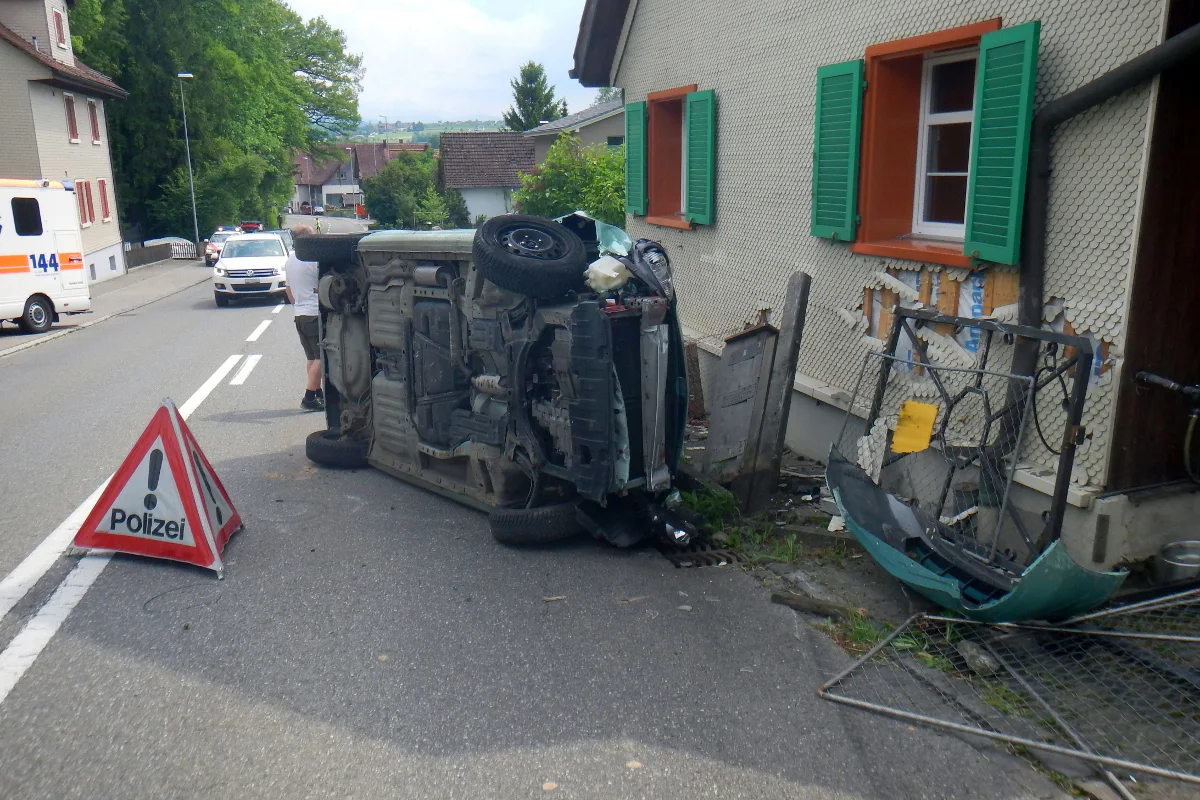 Oberaach TG - In Gartenzaun gekracht