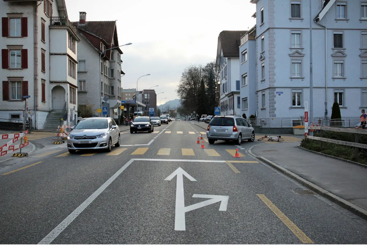 St. Gallen SG - Velofahrer stürzt nach Kollision mit Auto
