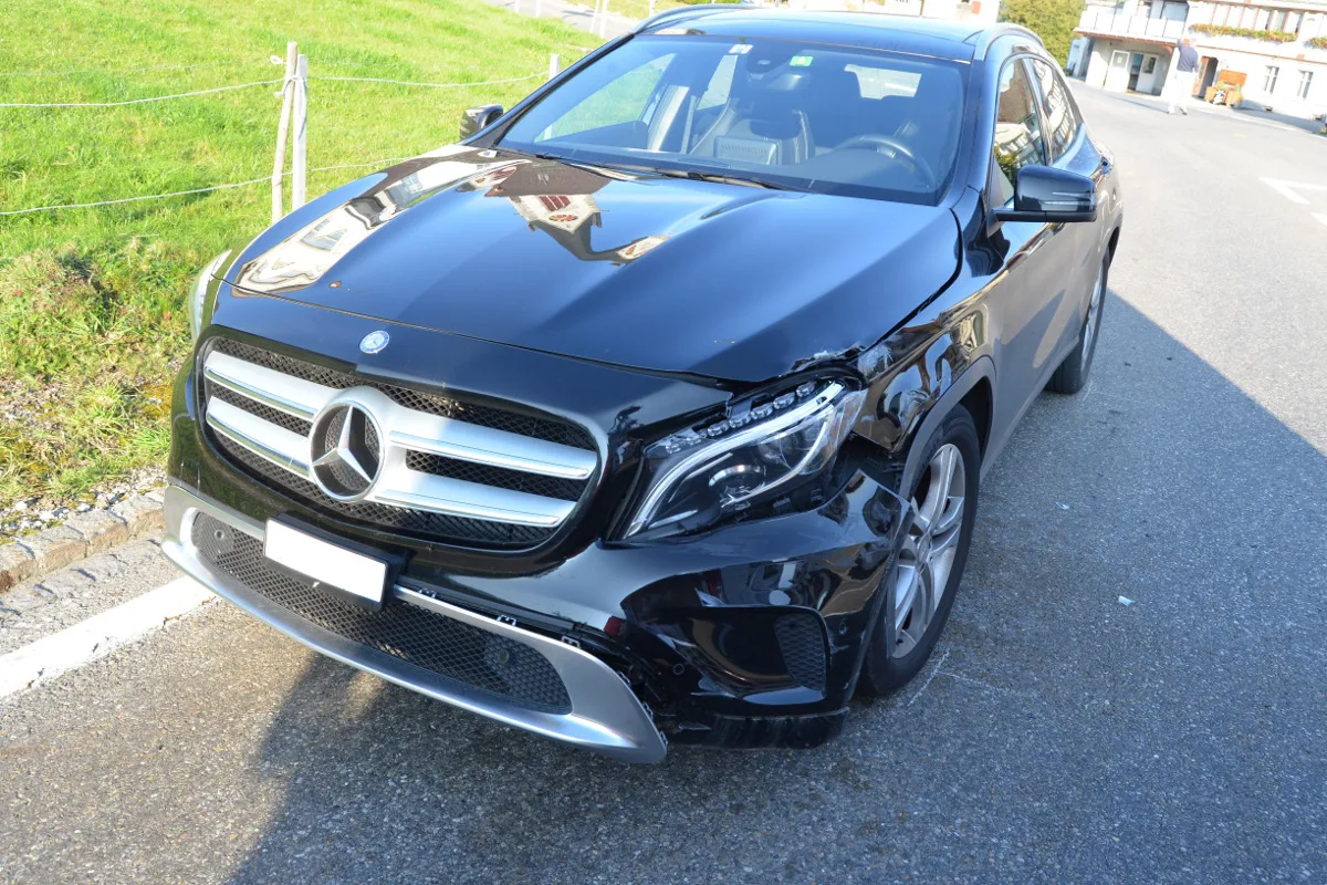 Hundwil AR - Mercedes-Lenker baut Crash