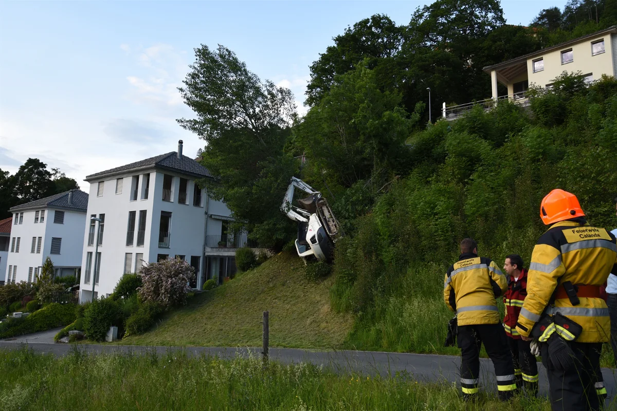 Trimmis: Bagger stürzt beim Abladen einen Abhang hinunter 