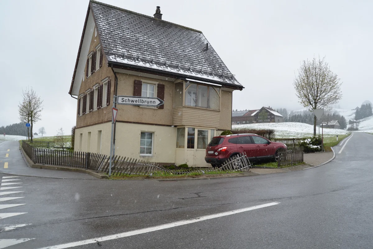Schwellbrunn AR - Junge Autofahrerin landet in Garten