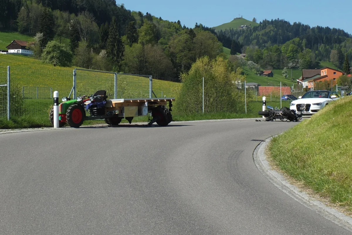 Einachser kollidiert in Mosnang mit Motorrad