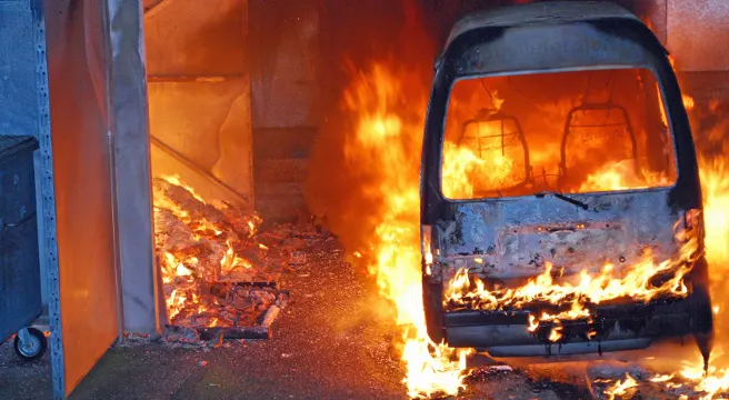 Lieferwagen brannte in Emmen lichterloh