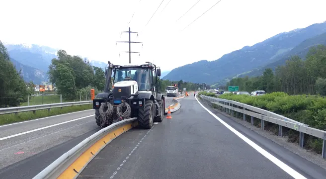 Traktor hängt auf der A13 bei Landquart fest
