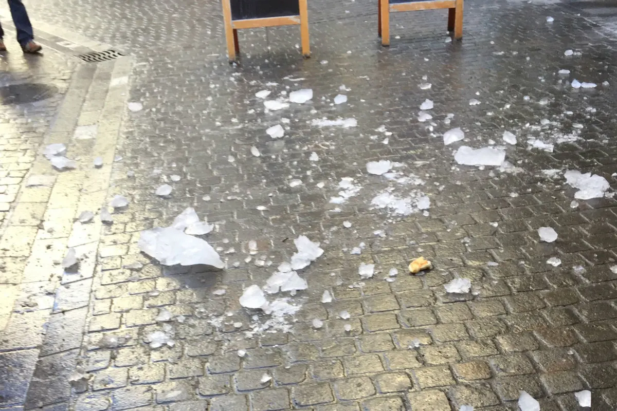 St. Gallen SG - Vorsicht vor herunterfallenden Eiszapfen