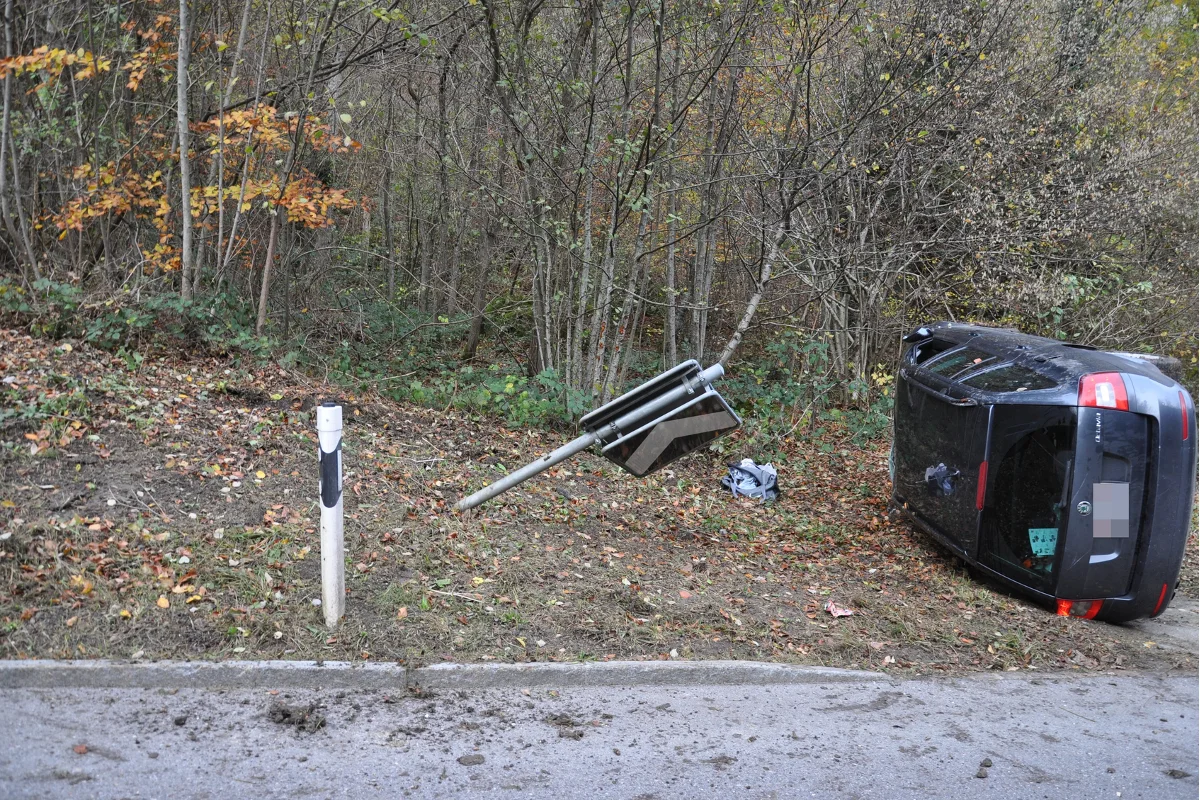 Erschwil SO - Auto kippt bei Selbstunfall auf Seite
