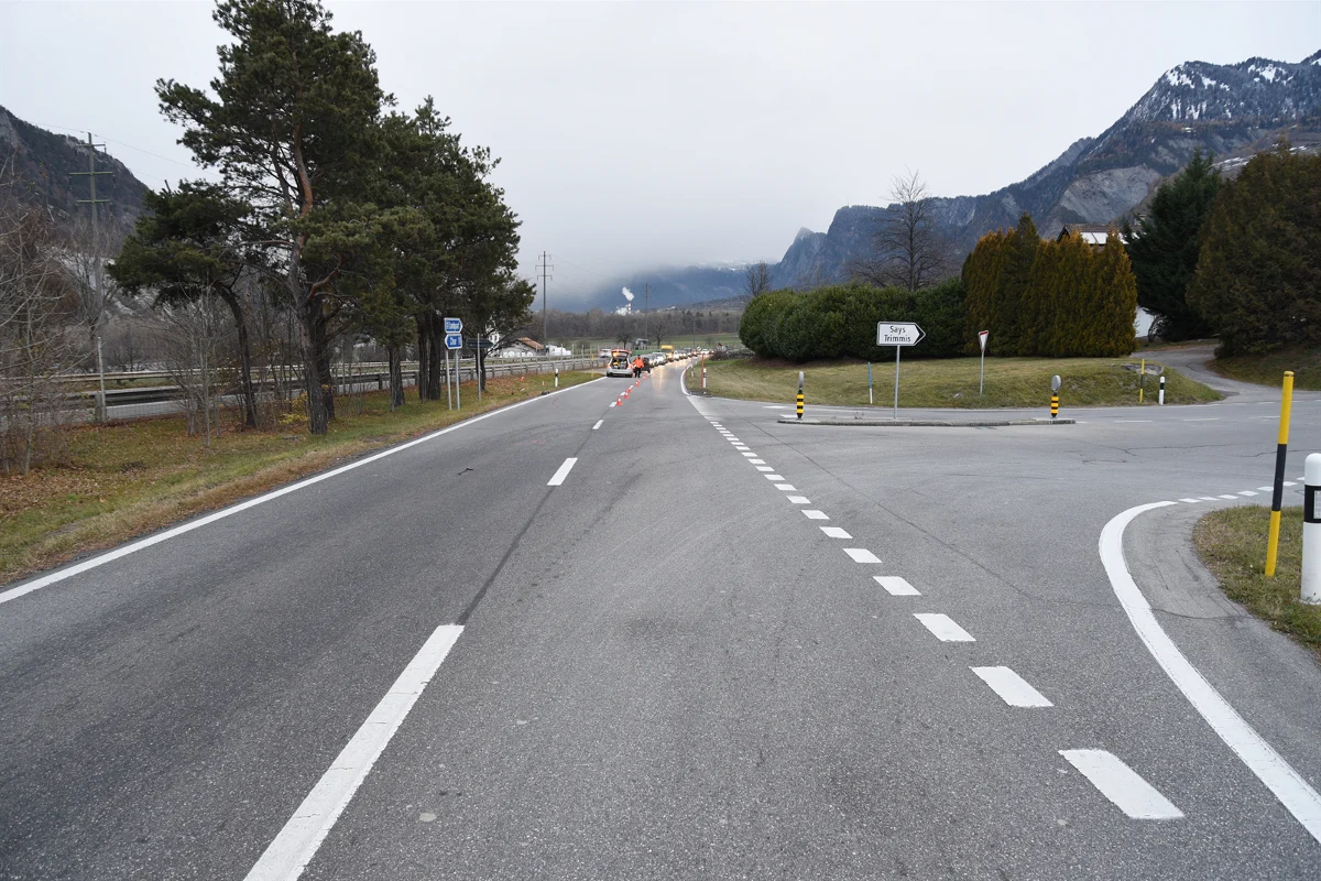 Töfffahrer kollidiert in Trimmis mit Auto