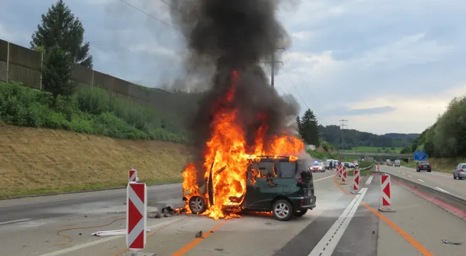 Sirnach: Auto geht auf der A1 nach Unfall in Flammen auf