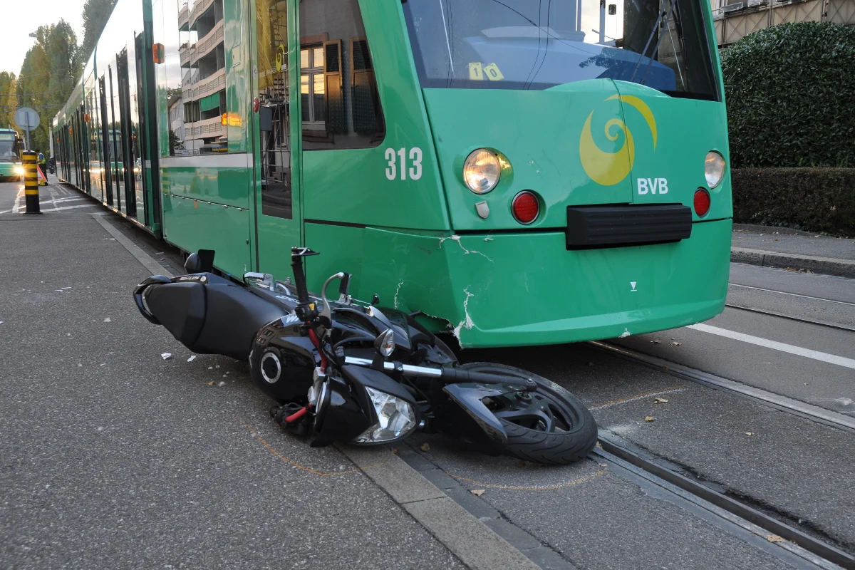 Riehen BS - Tram erfasst Töfffahrer - Zeugenaufruf