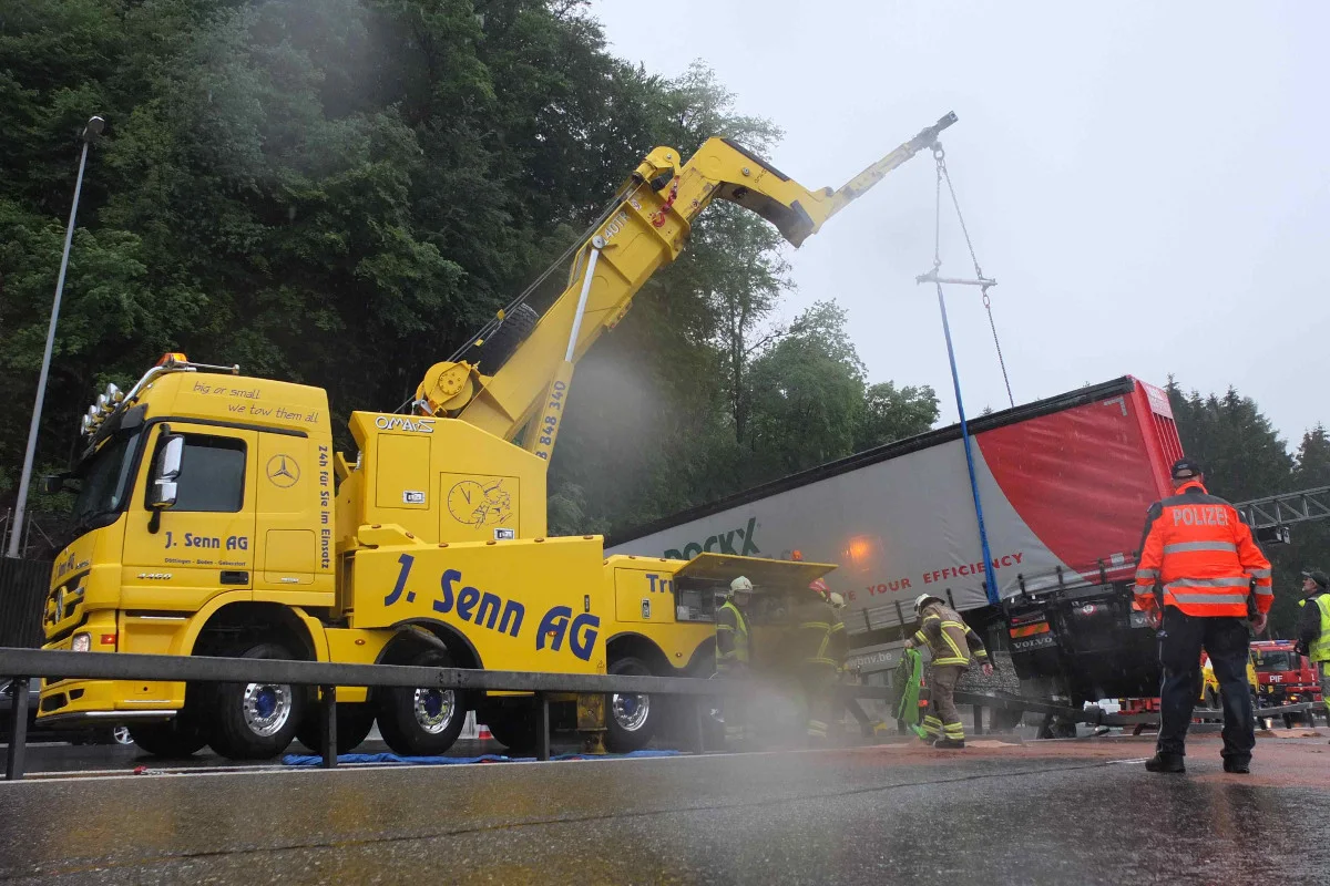 Neuenhof/A1: 20 Kilometer Stau nach LKW-Crash