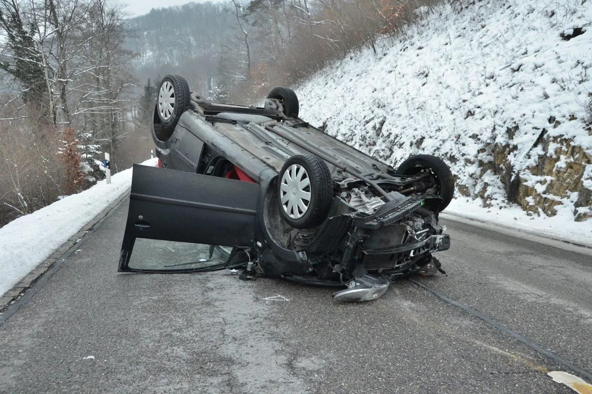 Anwil BL - Selbstcrash auf rutschiger Strasse