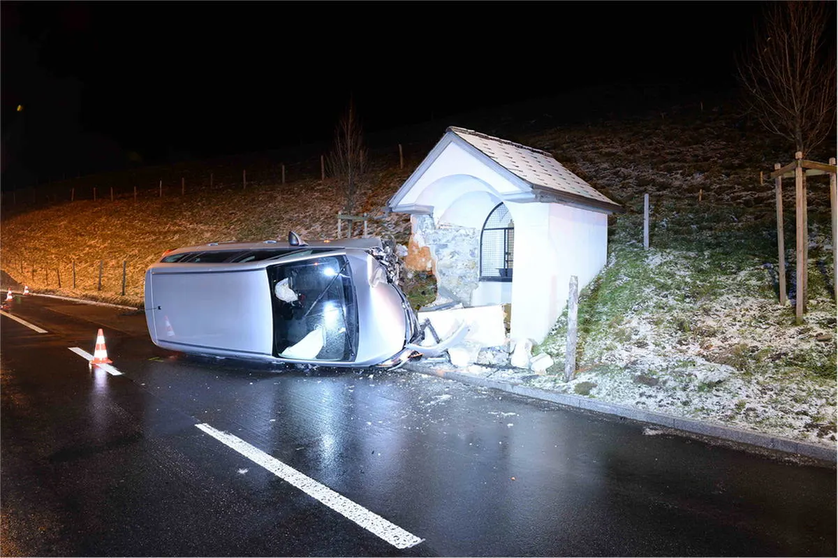 Entlebuch LU - Selbstunfall, Personenwagen prallt in Wegkapelle