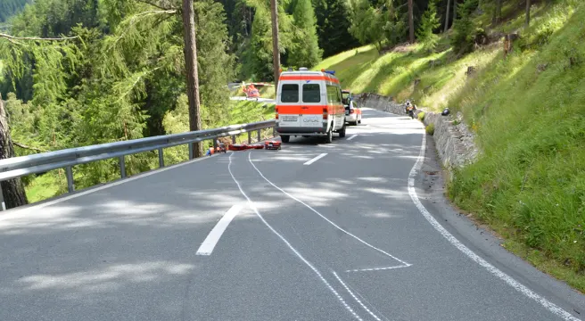 Töfffahrer in Susch verunfallt - Beide Beine gebrochen