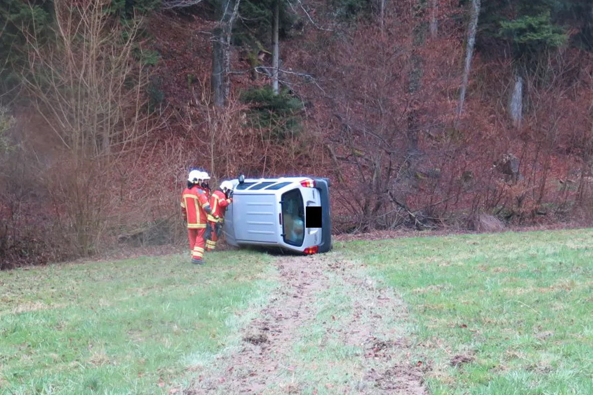 Auto kippt nach Selbstunfall in Gelterkinden um