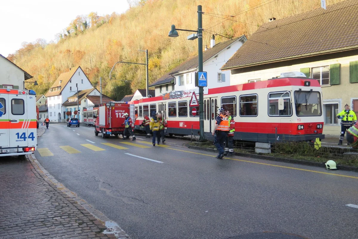 Hölstein BL - Fussgängerin (†31) kommt bei Kollision mit Zug ums Leben
