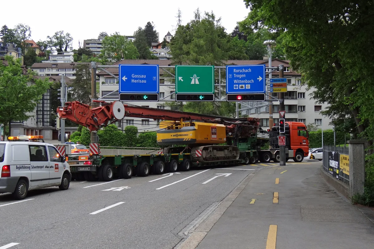 St. Gallen: Verkehrsbehinderung durch Schwertransport