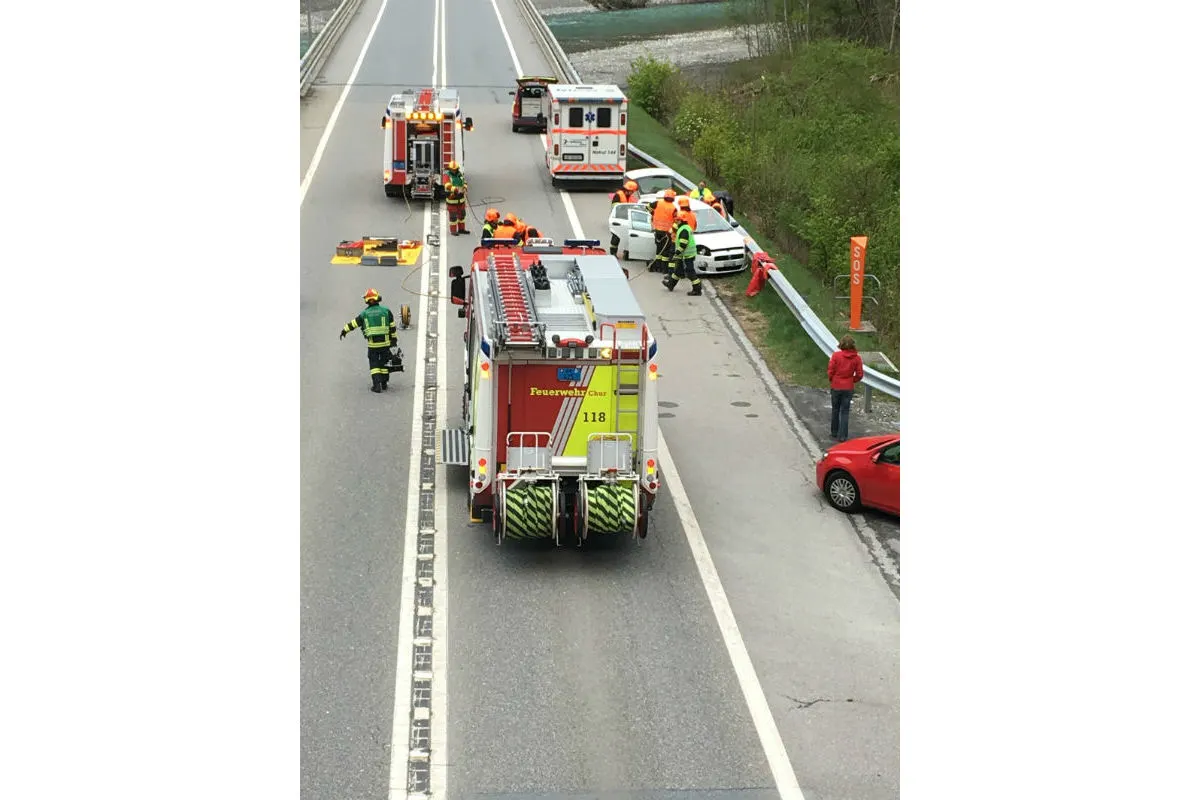 Bonaduz GR - Fahrzeuglenker wird bei Auffahrunfall mittelschwer verletzt