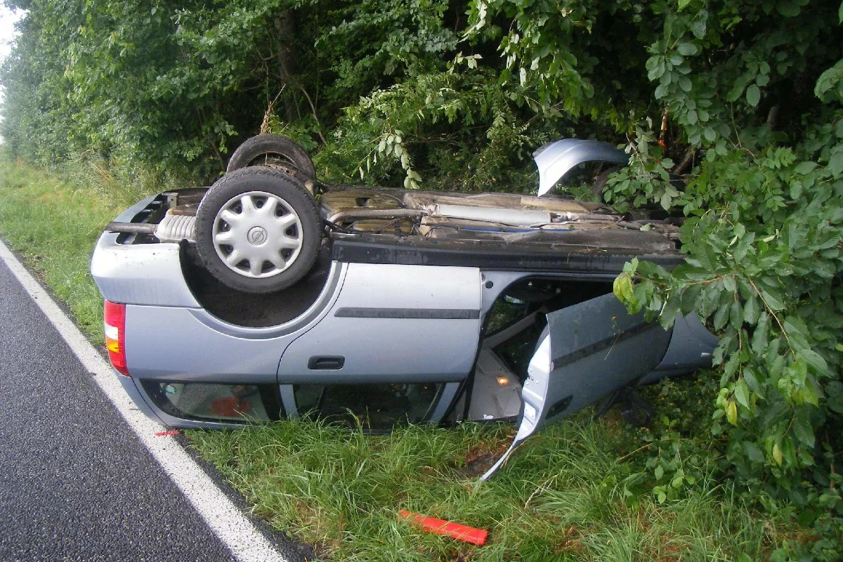 Bei Alleincrash in in Cressier auf Dach gelandet