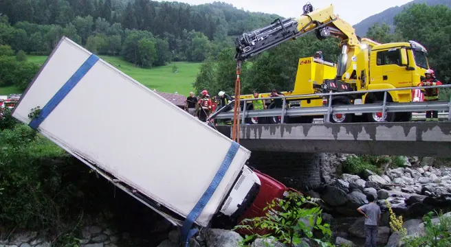 Ilanz: Das passiert, wenn sich zwei Lastwagen streifen