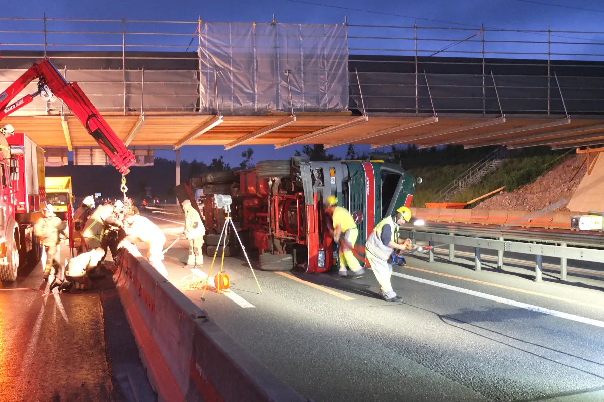 Lastwagen gekippt - Kilometer langer Rückstau auf der A1 bei Birmenstorf