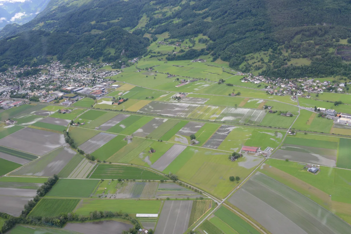 Ausweichmanöver in Schwarzenbach führt zu Kollision mit Baum
