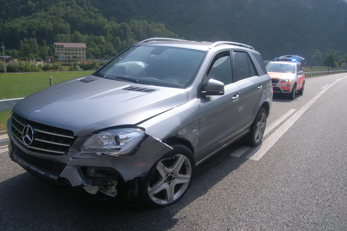 Auf der A2 bei Erstfeld Selbstkollision verursacht