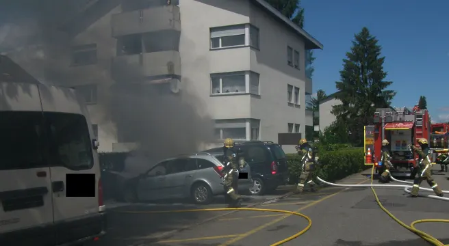 Heckenbrand in Oberwil greift Autos an