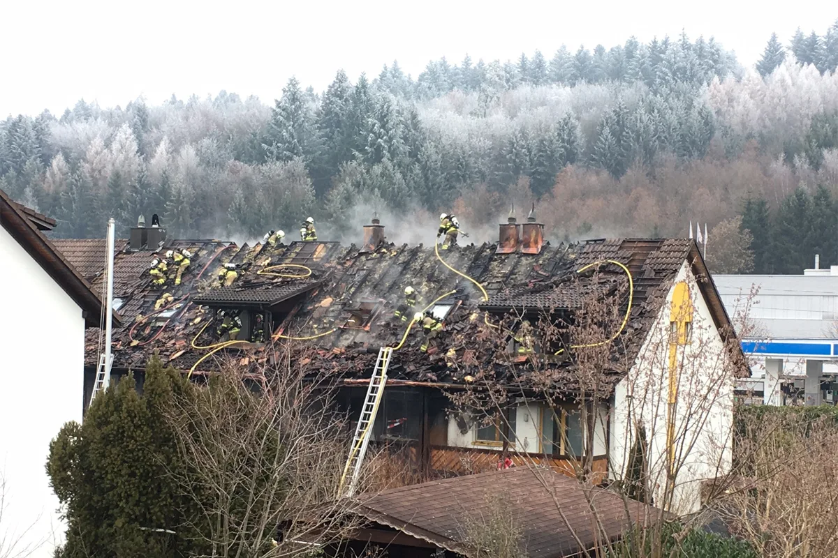 Dättwil AG - Brandausbruch in Reihenhaus-Siedlung - Vier Personen im Spital