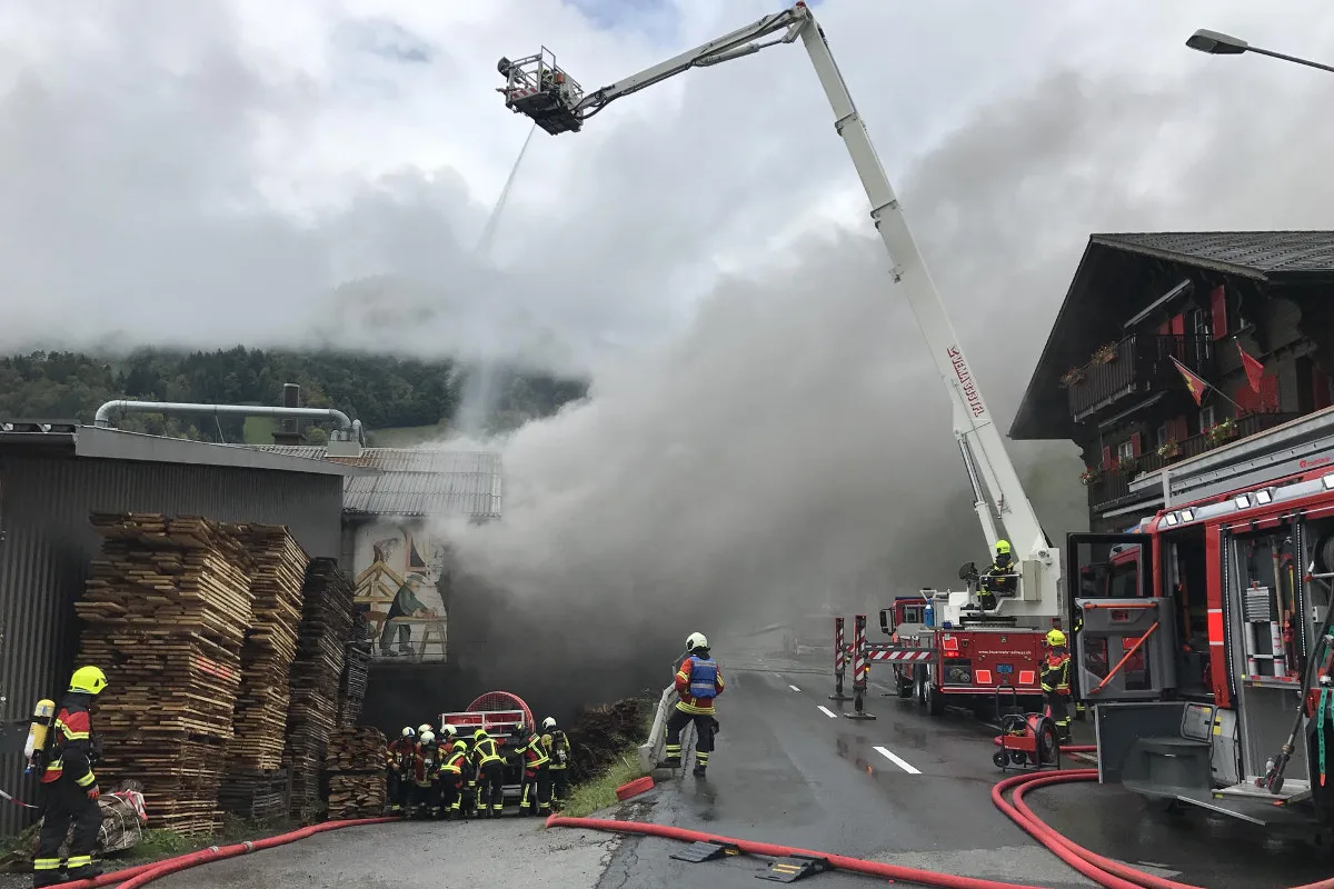 Sattel SZ - Grossbrand in Sägerei legt Zugsverkehr lahm