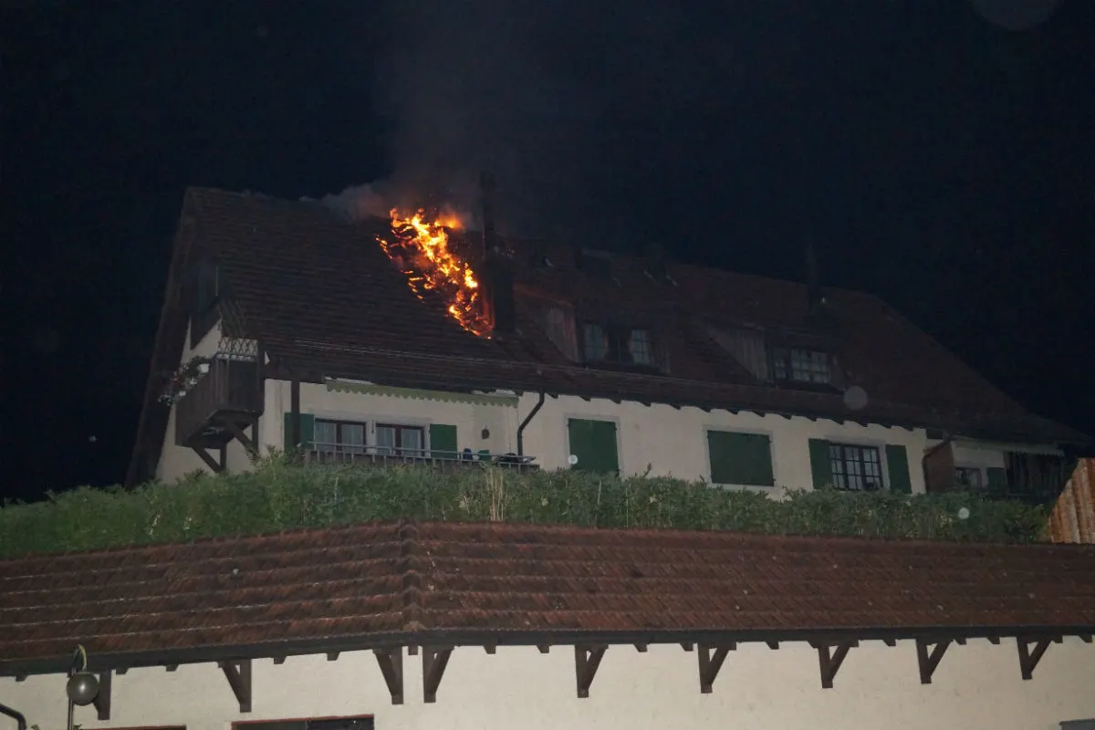 Niederglatt: Brand in Mehrfamilienhaus verursacht grossen Schaden