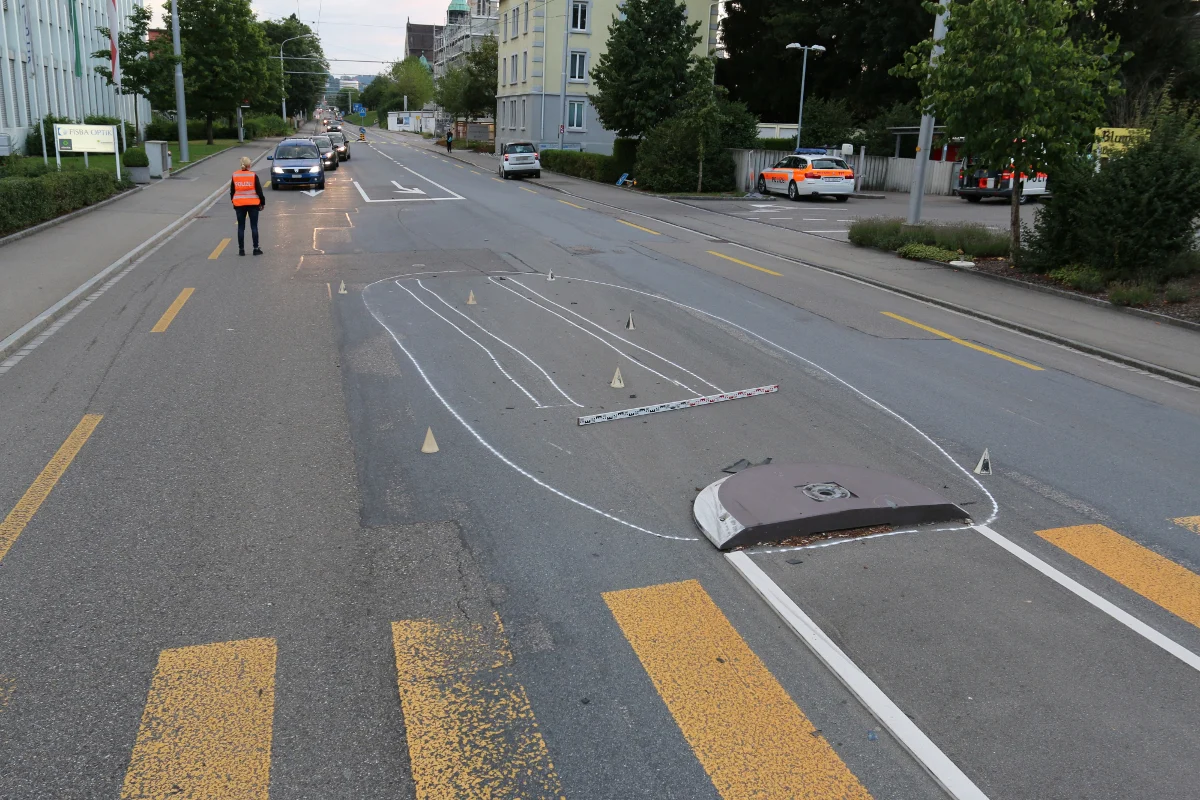 St. Gallen: Kollision mit Inselschutzpfosten