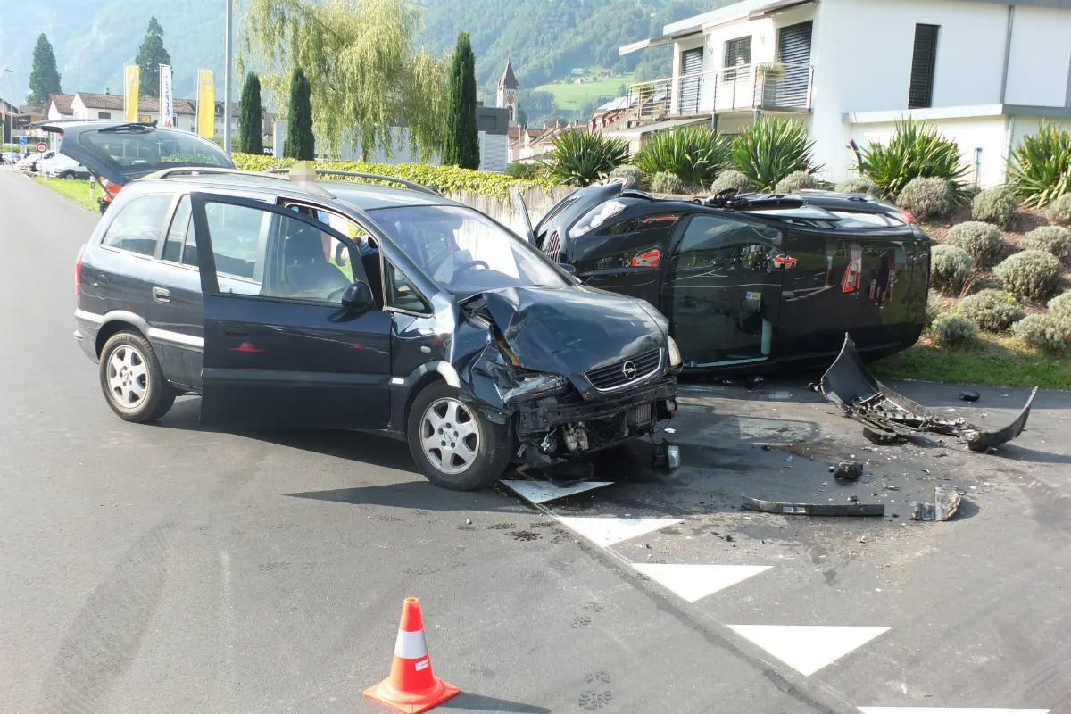 Walenstadt SG: Heftige Kollision beim Abbiegen fordert Verletzte