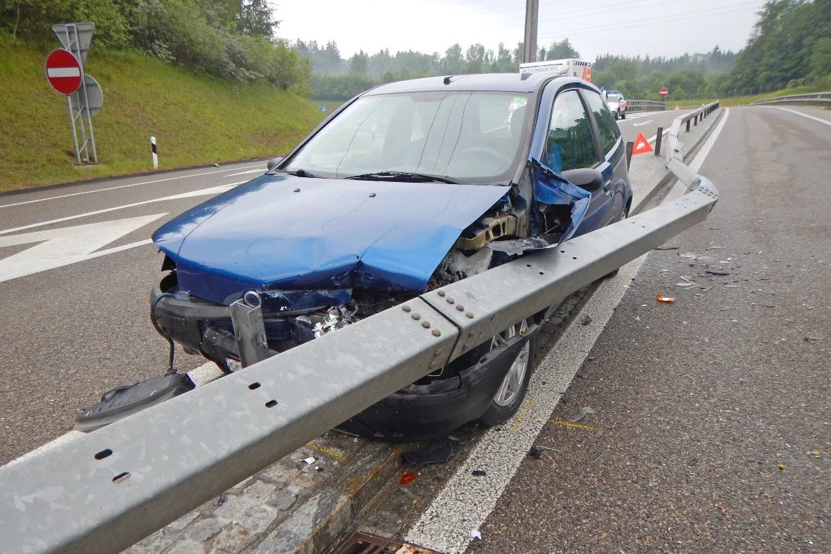 Kreuzlingen TG - Auf der A7 in Leitplanke gedonnert
