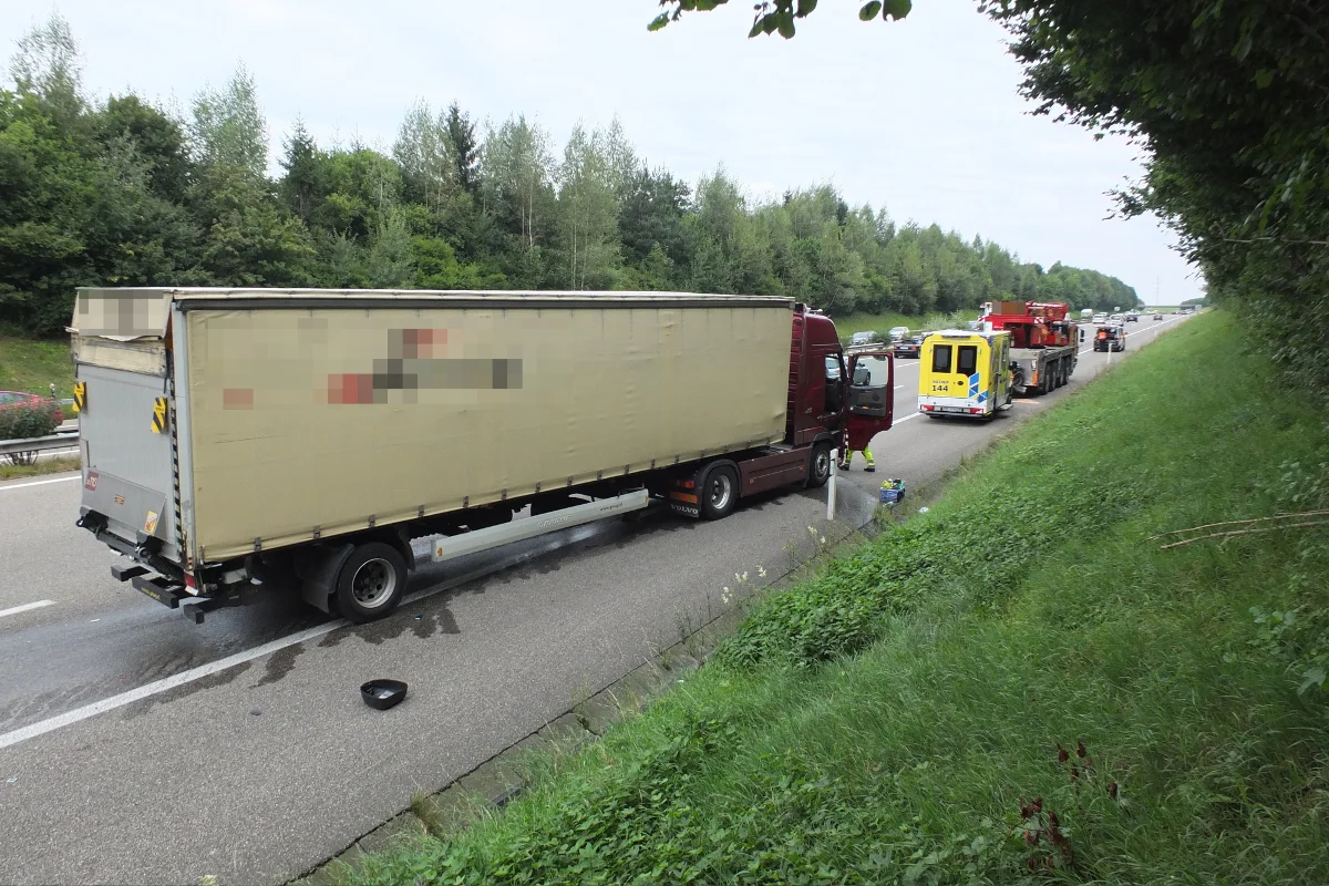 Oberbüren SG: Sattelschlepper kollidiert auf der A1 mit Kranwagen