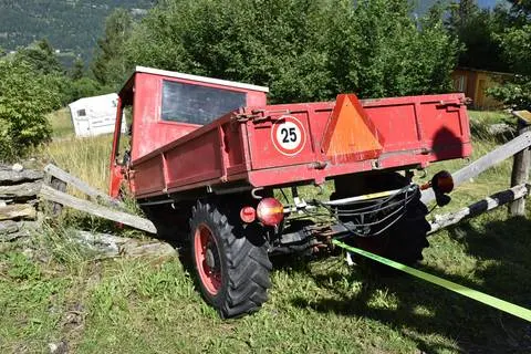 Li Curt GR - Frau von Fahrzeugkabine zu Tode erdrückt
