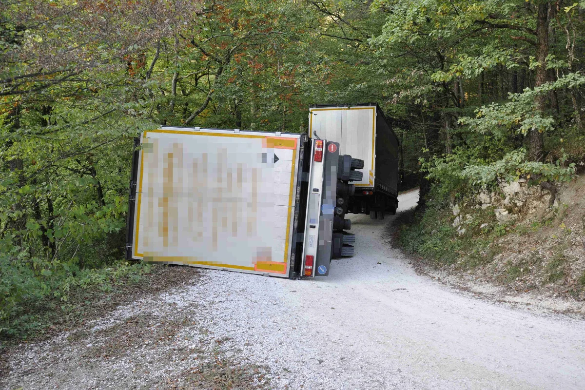 Egerkingen SO - Lastwagen-Anhänger wegen Navi-Fehlleitung gekippt