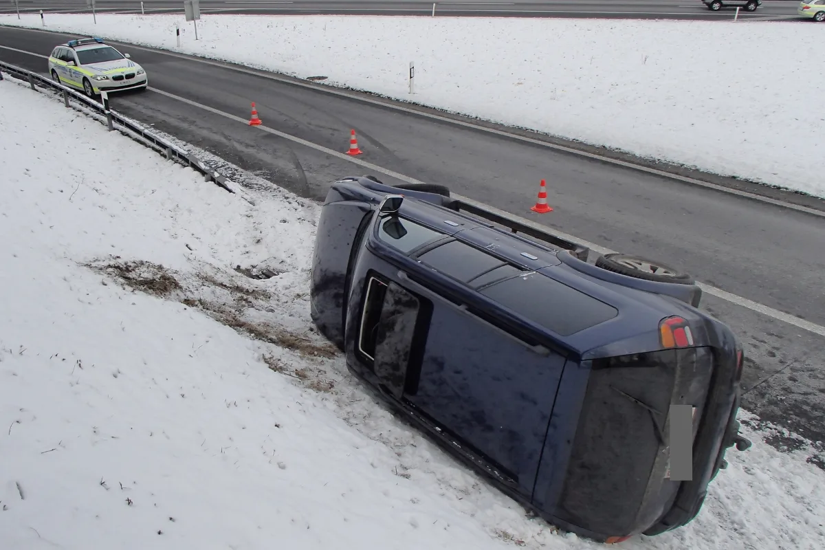 Niederlenz AG - Autoheck auf Autobahnausfahrt ausgebrochen
